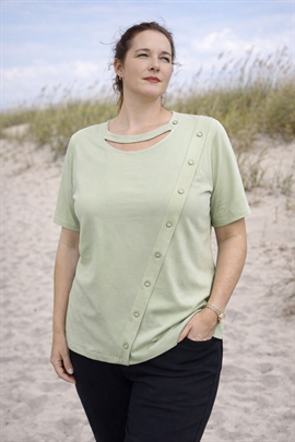 Pæn lysegrøn bluse fra Paramour med flot detalje ved halsen